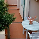 Onda Etrusca Al Mare Con Il Cane