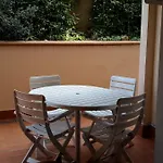 Onda Etrusca Al Mare Con Il Cane