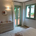 Onda Etrusca Al Mare Con Il Cane