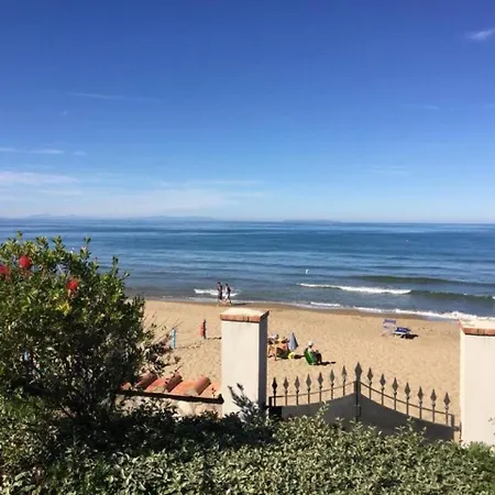 Onda Etrusca Al Mare Con Il Cane *