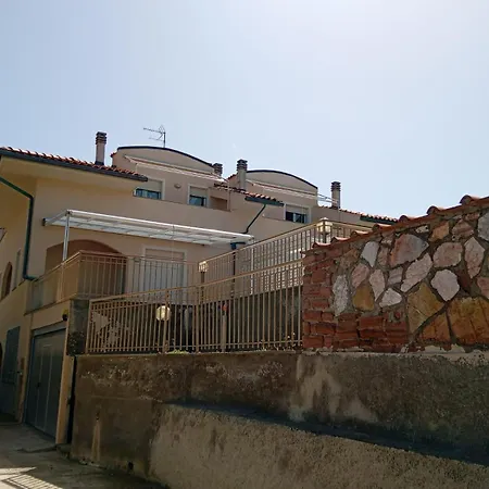 Onda Etrusca Al Mare Con Il Cane San Vincenzo
